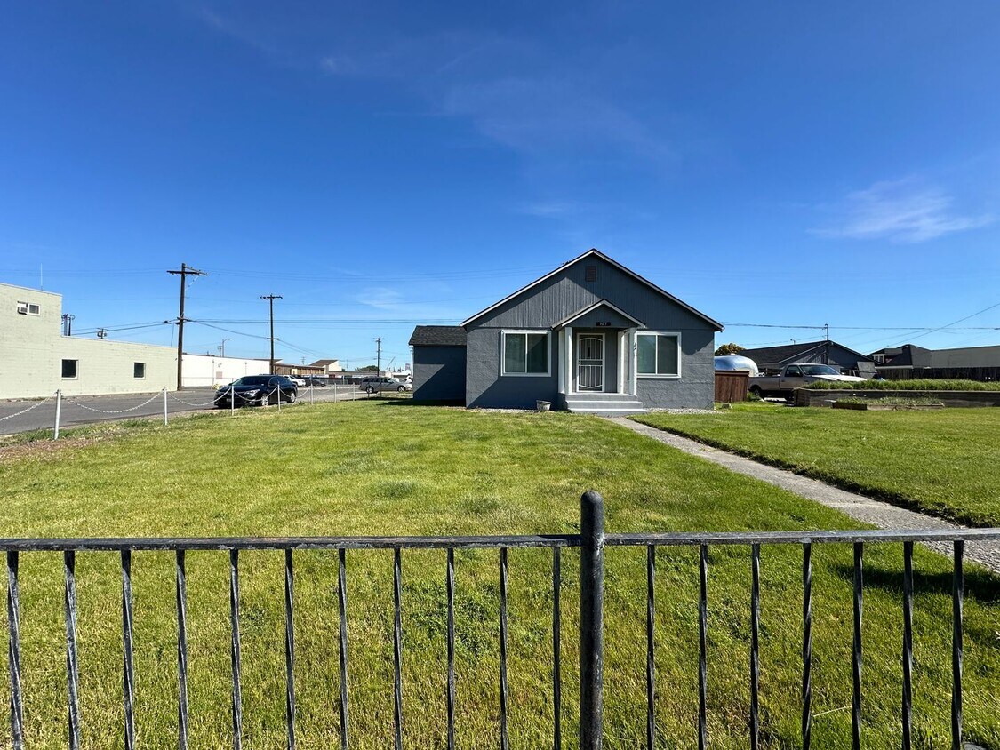 107 E 1st Ave Unit 1071, Kennewick, WA 99336 Room for Rent in