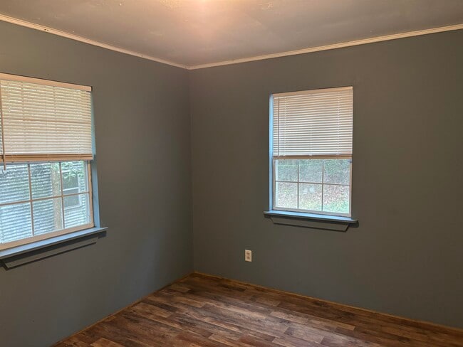 Building Photo - 2406 Country Club Dr