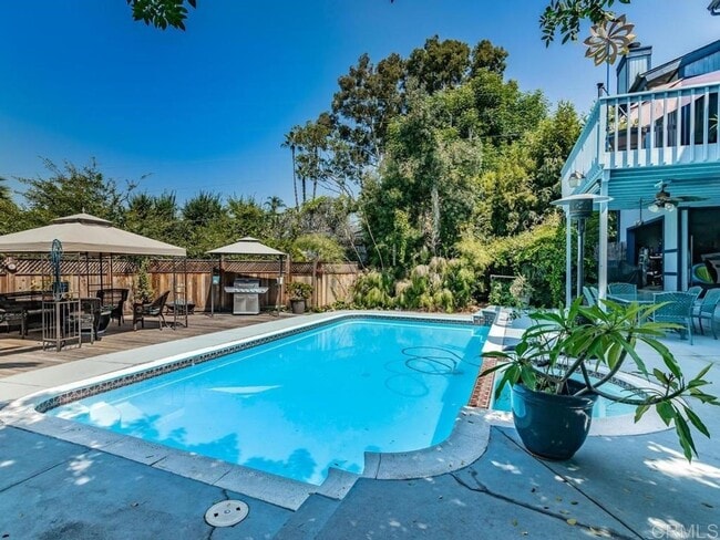 Building Photo - Home in the heart of Vista with stunning v...