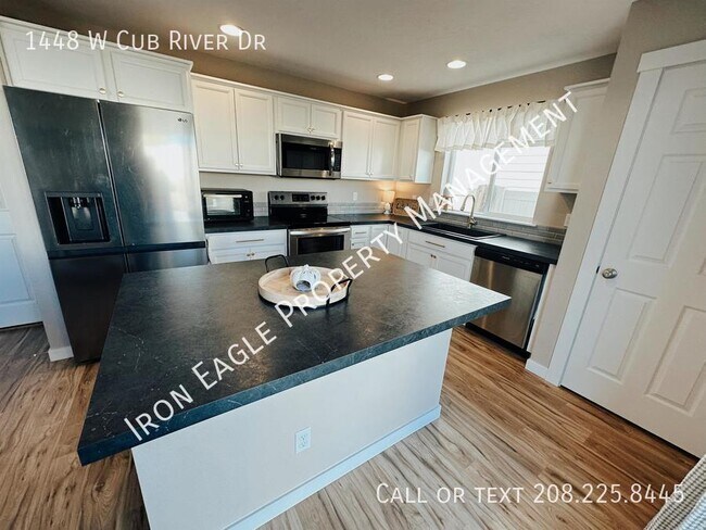 Building Photo - 1448 W Cub River Dr