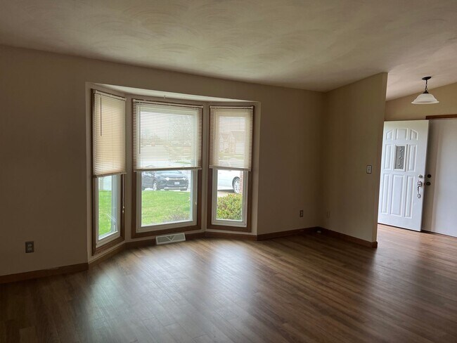 Foto del edificio - TONS OF SPACE AND STORAGE!! AVAILABLE NOW!!