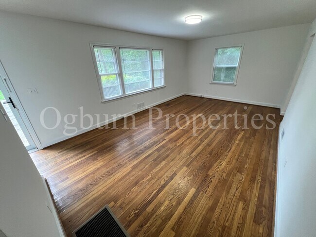 Building Photo - 2600 Lyndhurst Ave