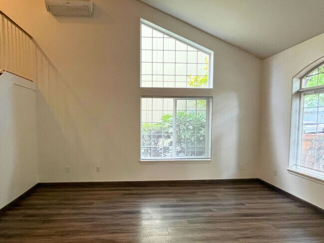 Building Photo - (BRO) 2 Bedroom/2 Bathroom with a Loft