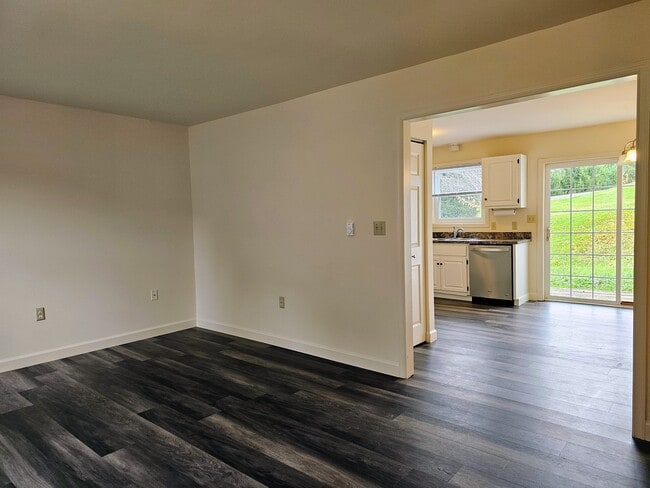 Building Photo - 396 Cardinal Rd