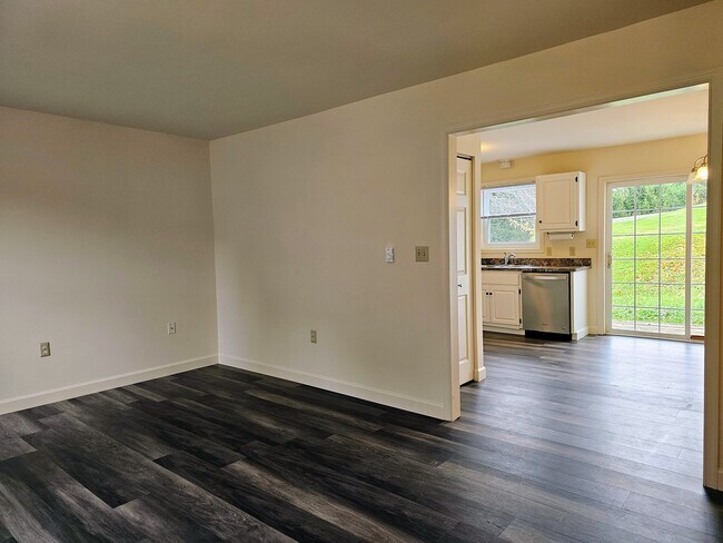 Foto del edificio - 396 Cardinal Rd