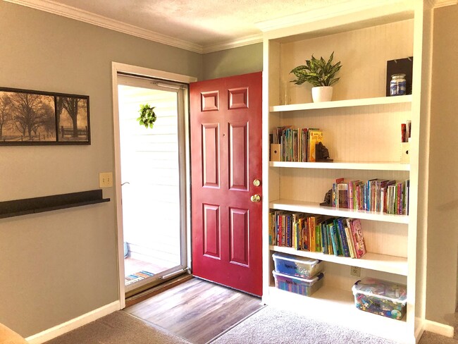 Building Photo - COMING SOON... Split-Level 3Bed/2Bath in H...