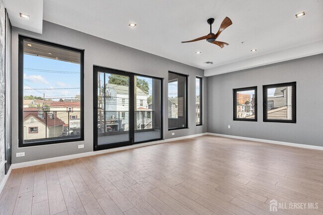 Foto del edificio - 150 Easton Ave