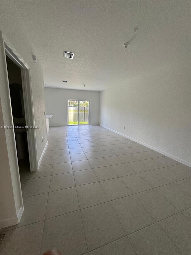 Foto del edificio - 18414 SW 2nd St