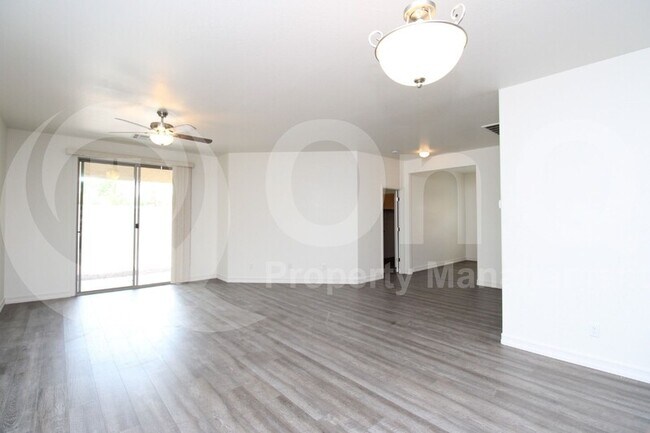 Building Photo - 993 S Pheasant Dr