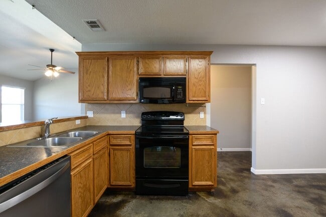 Foto del edificio - NEW IN MANAGEMENT - AVAILABLE NOW!