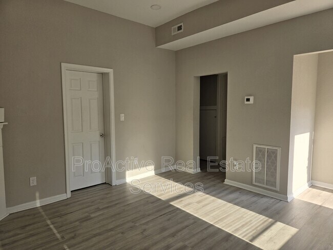 Building Photo - 126 Linden Ave