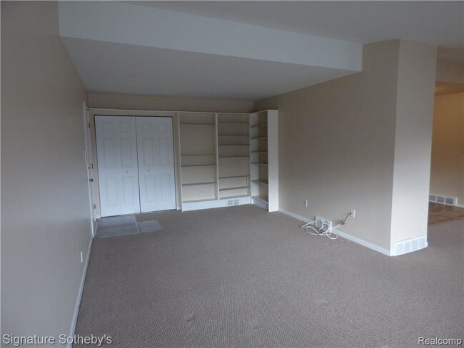 Building Photo - 910 N Adams Rd