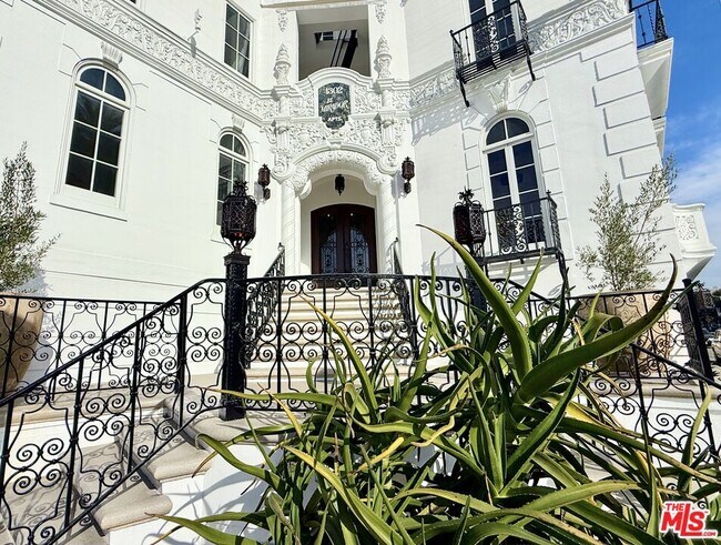 Foto del edificio - 1302 N Sweetzer Ave