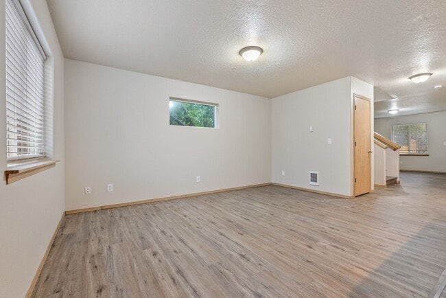 Building Photo - Beautiful 4bed/2.5bath - 1/2 OFF First months rent!