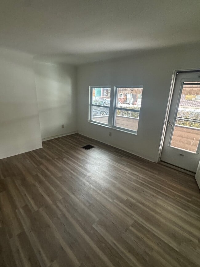 Foto del edificio - 142 Watkins Ave