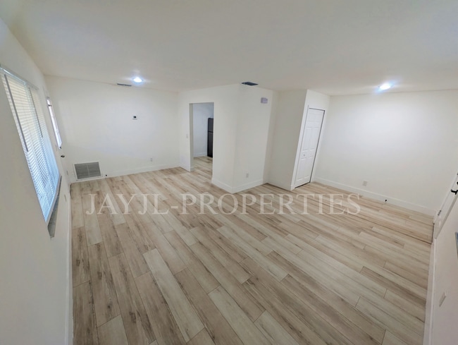 Building Photo - 1997 Bonneville Dr