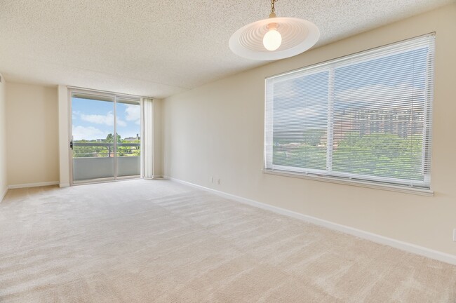 Apartment living and dining area - Lenox Park