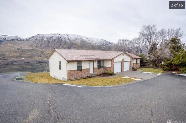 Building Photo - 992 Highline Dr