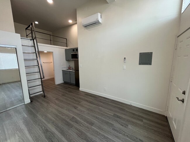 Foto del edificio - Modern, Large Studio with A/C & High Ceili...