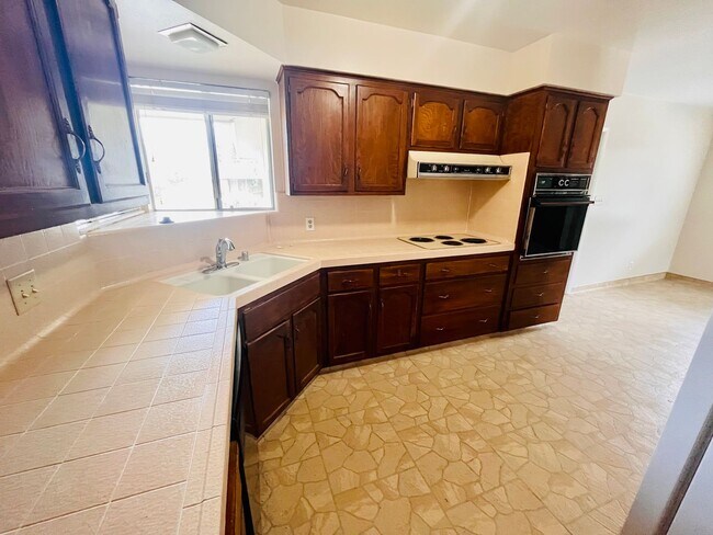 Building Photo - $2,100 3 Bedroom / 2 Bath plus Bonus Room ...