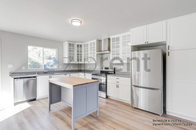 Building Photo - 3937 La Cresenta Rd