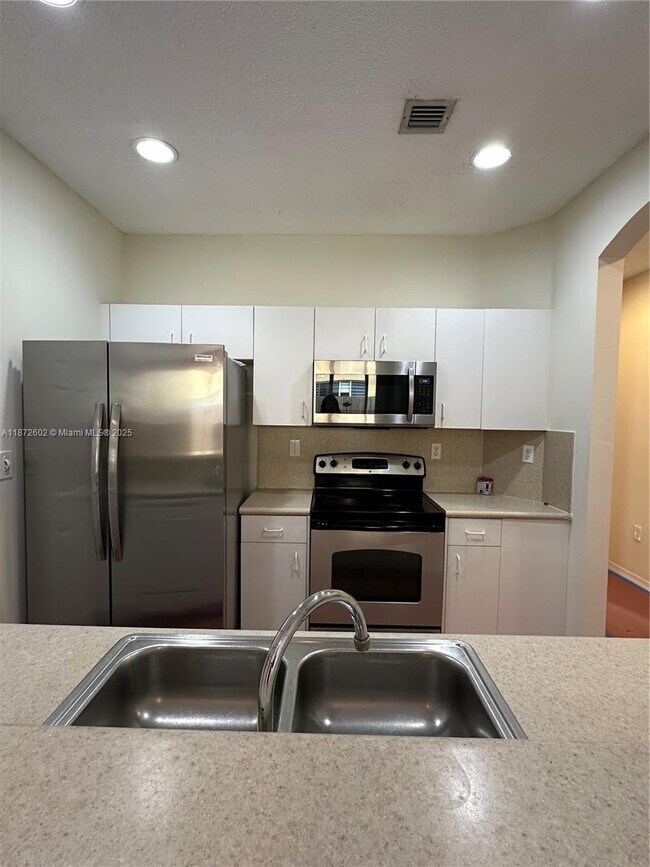 Foto del edificio - 955 NE 42nd Terrace