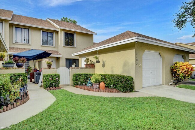 Building Photo - 2 br, 2.5 bath House - 1105 Maplewood Dr