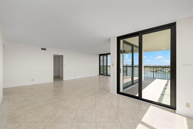 Foto del edificio - 9425 Blind Pass Rd