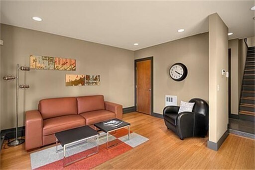 Building Photo - Stunning 2 Bed, 2 Bath Townhouse with Brea...