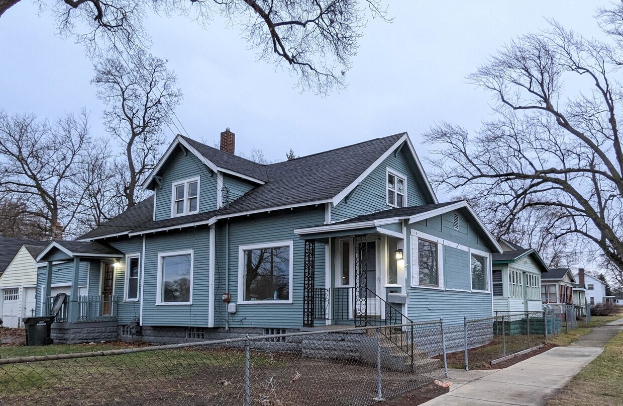Primary Photo - 1112 Ambrosia St