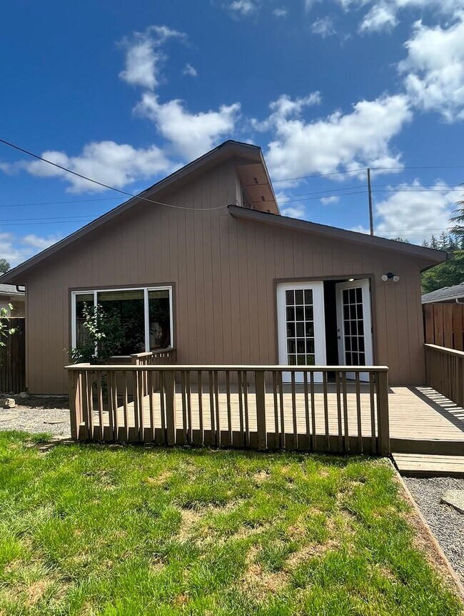 Building Photo - PRELEASING: Updated 3 bed/1 bath Rambler in Roosevelt Neighborhood!