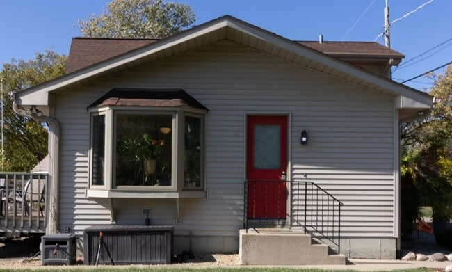 Building Photo - 23231 W Lakeshore Dr