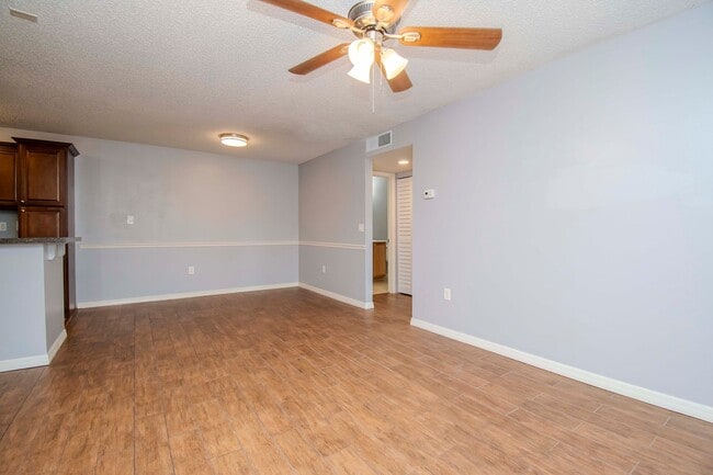Building Photo - 1BR + Den Condo with Exclusive Move-In Inc...