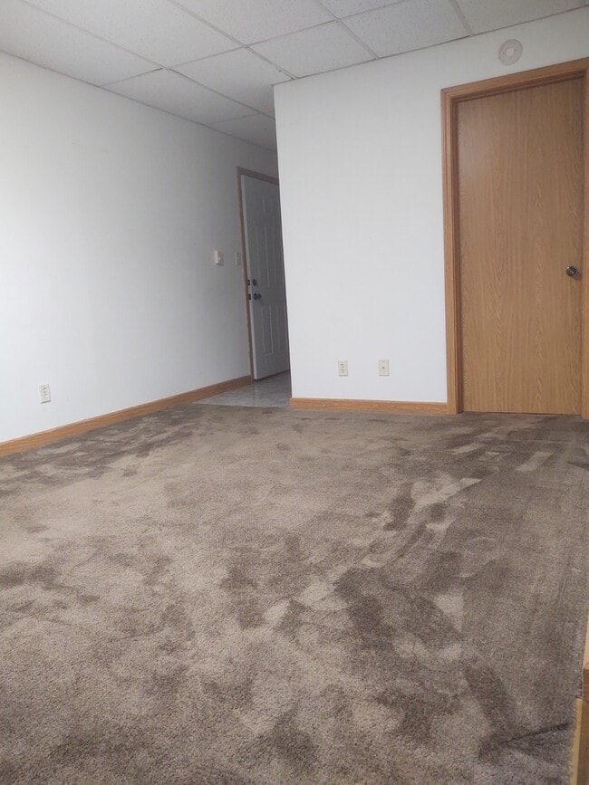 Livingroom towards hallway. - 604 S Shabbona St