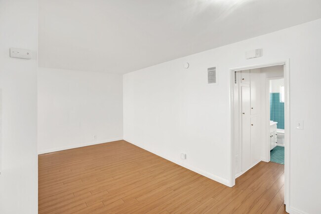 Foto del edificio - 7566 Romaine St