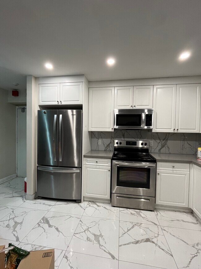 Photo du bâtiment - Newly renovated , large bright unit in a very quiet residential area