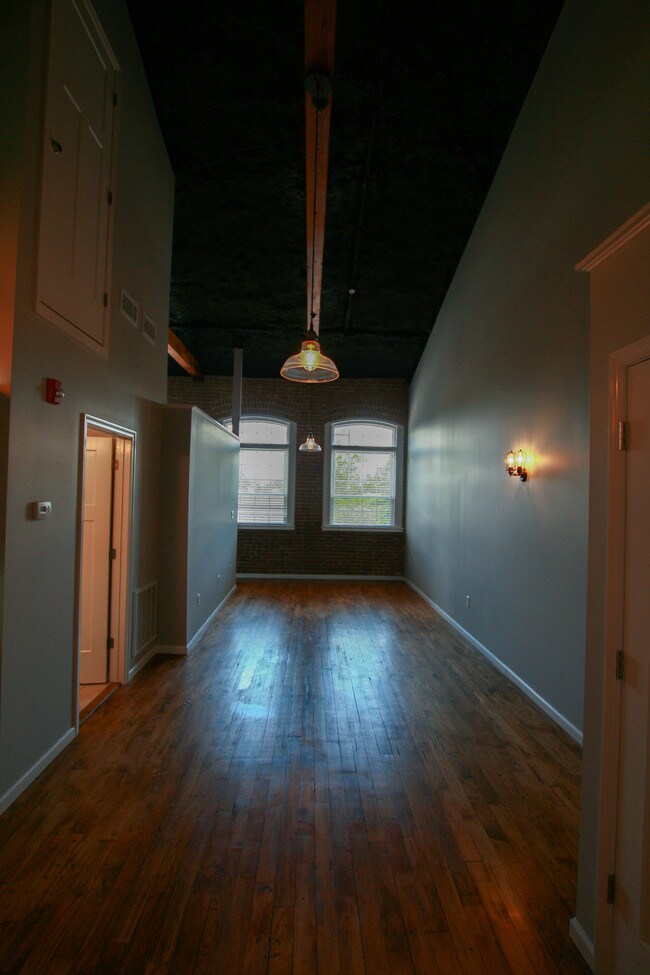 Building Photo - 632 N College St
