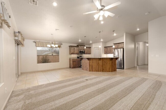 Foto del edificio - Single family with views and covered patio.