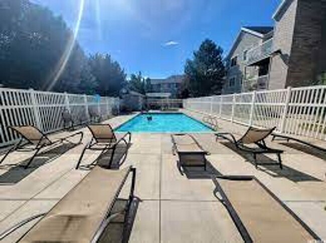 Foto del edificio - 3 Bedroom Top Floor Orem Condo w Awesome Amenities!