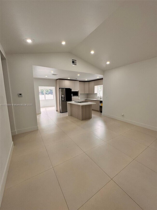 Building Photo - 3 bedroom in Miami FL 33150