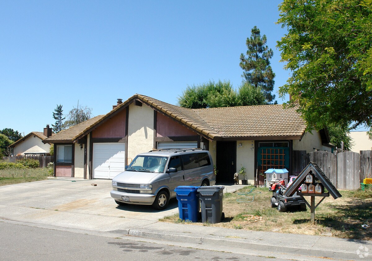 Building Photo - 125-127 Bond Ave