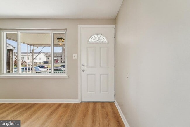 Building Photo - 7926 Bank St