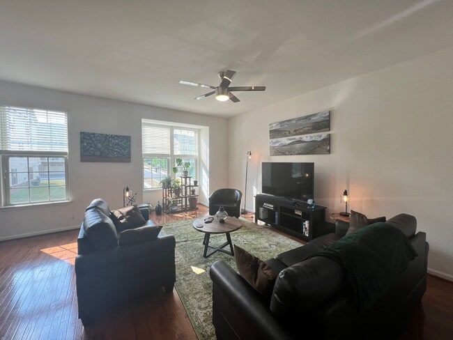 Building Photo - Charming 3 BR/2.5 BA Townhome in Hanover!