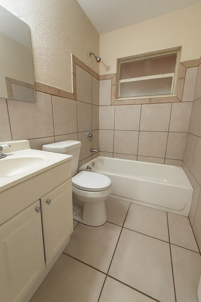 Foto del edificio - 6721 McClellan St