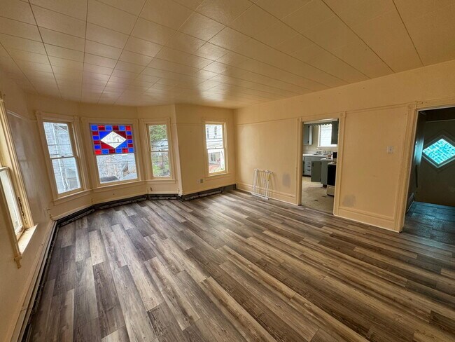 Foto del edificio - "Charming 2-Bedroom Apartment with Bonus Storage Space in Herndon, PA!"