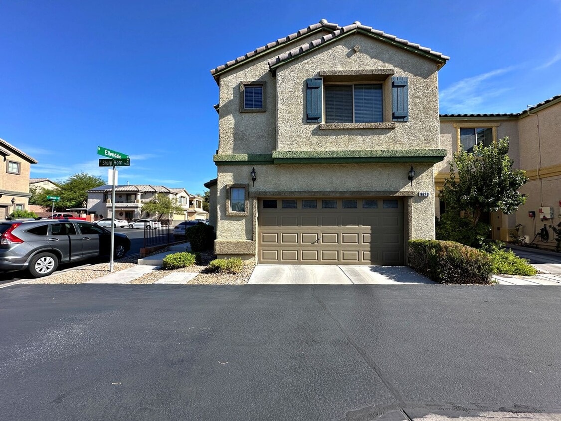 Foto principal - 3 BEDROOM + LOFT HOME IN GATED COMMUNITY I...