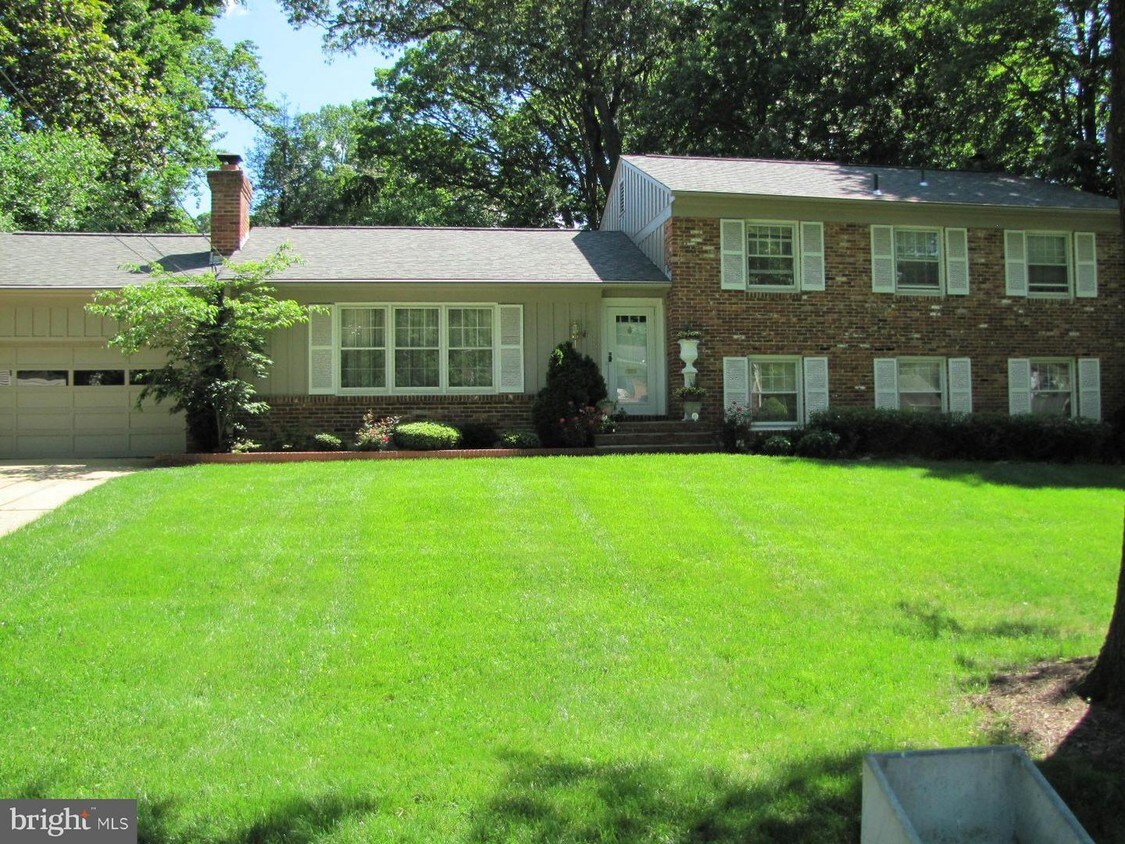 Primary Photo - 2419 Claremont Dr