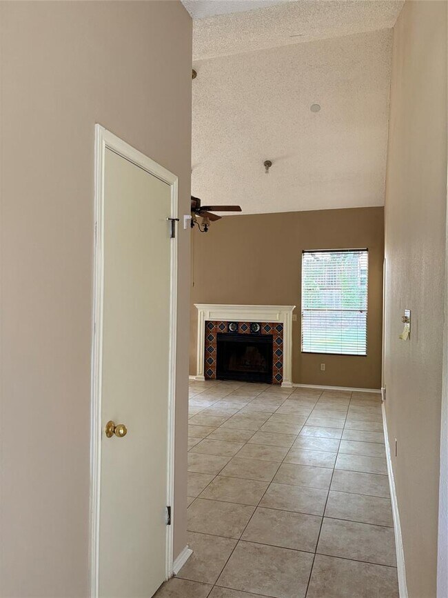 Foto del edificio - 2216 Quiet Wood Dr
