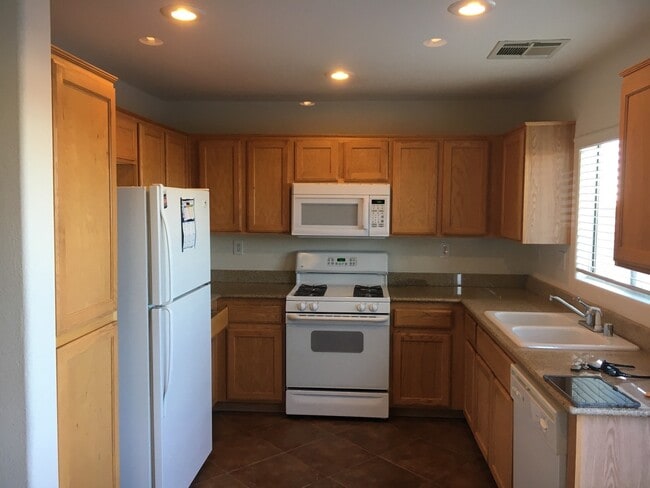 Building Photo - WONDERFUL 3BD/2.5BA - PRIME LOCATION!!