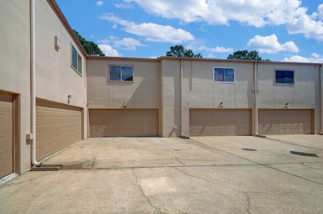Building Photo - 1115 Augusta Dr